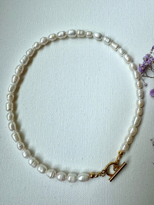 Klassische Perlenkette mit Süßwasserperlen • 18k vergoldeter Knebelverschluss
