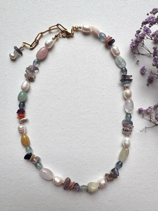 Halskette mit Edelsteinmix & Süßwasserperlen • Unikate Perlenformen • 18k vergoldet