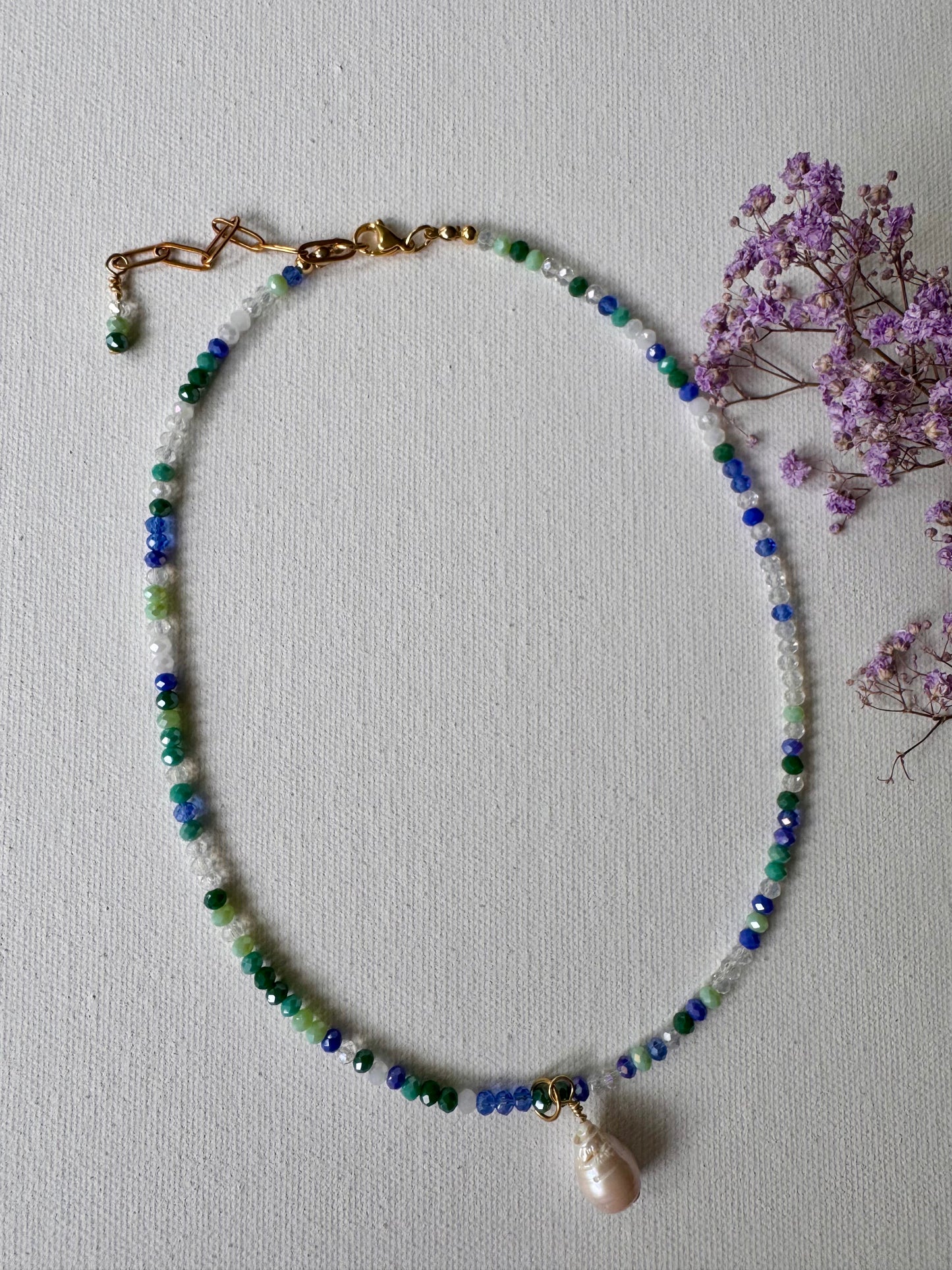 Bunte Edelstein-Halskette • Facettierte Perlen & Barockperle • 18k vergoldet