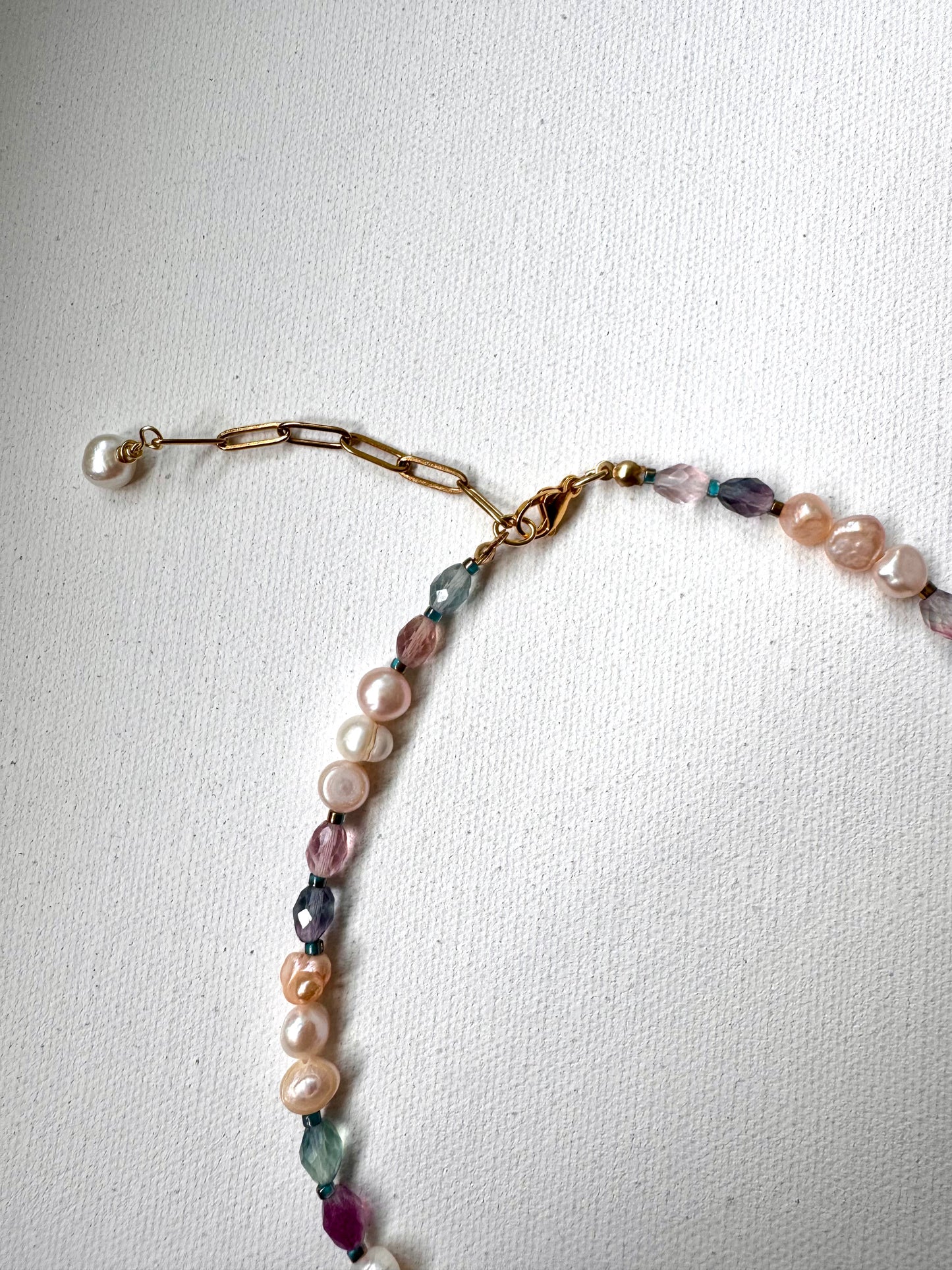 Pearl & Fluorite Harmony Necklace“ – Halskette mit Süßwasserperlen und Fluoritperlen