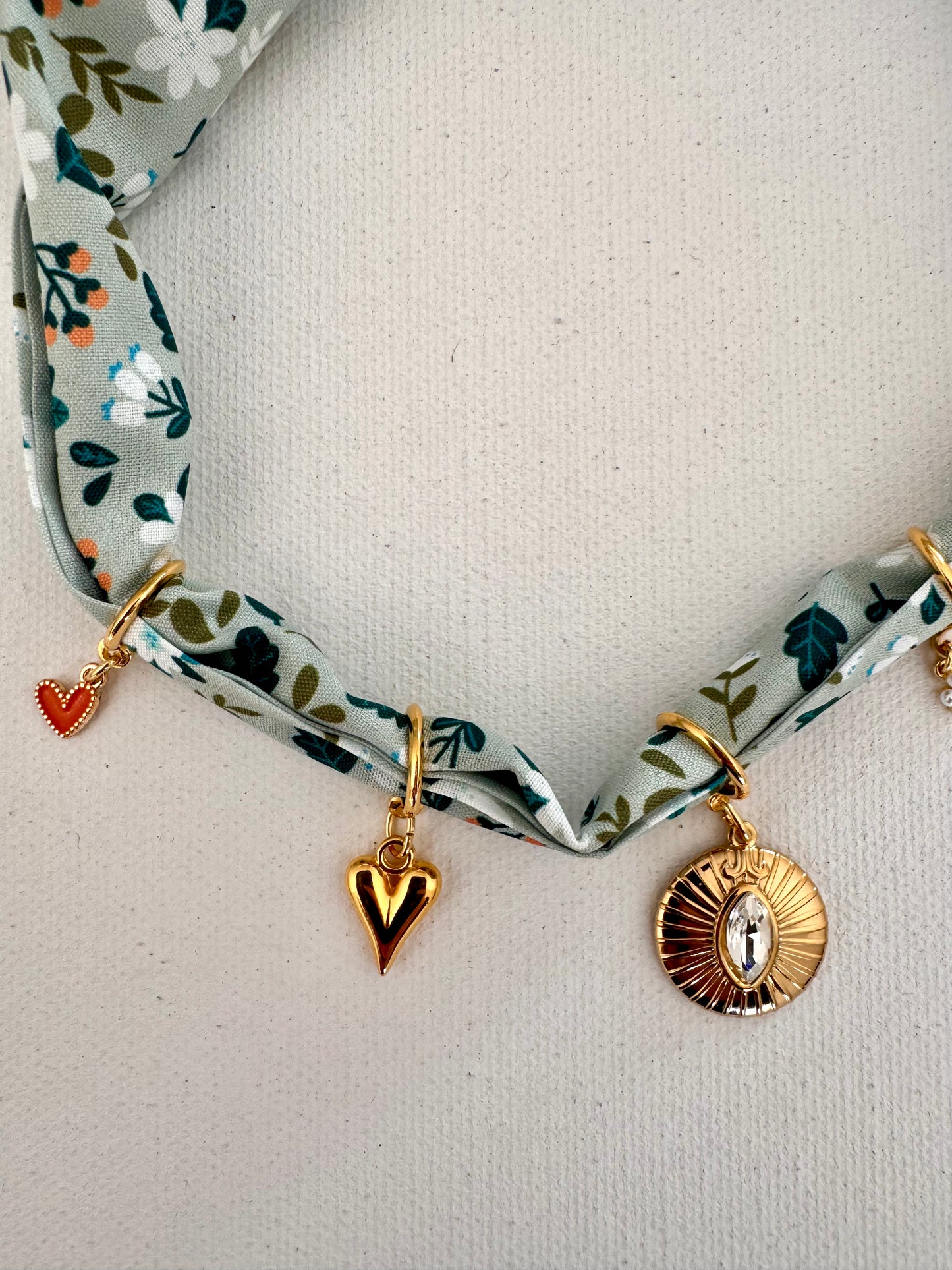 Grünes Charm-Bandana mit Blumenmuster • Goldene Herzanhänger & Kristall