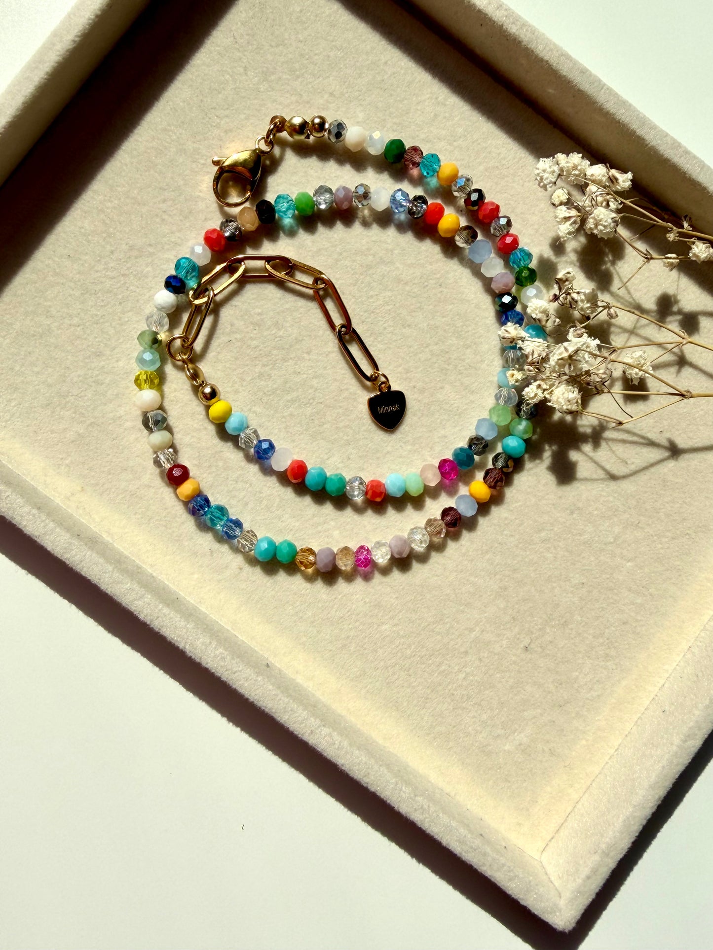 Happy Pearls No. 1 – bunte Glasperlen Halskette mit goldenen Details