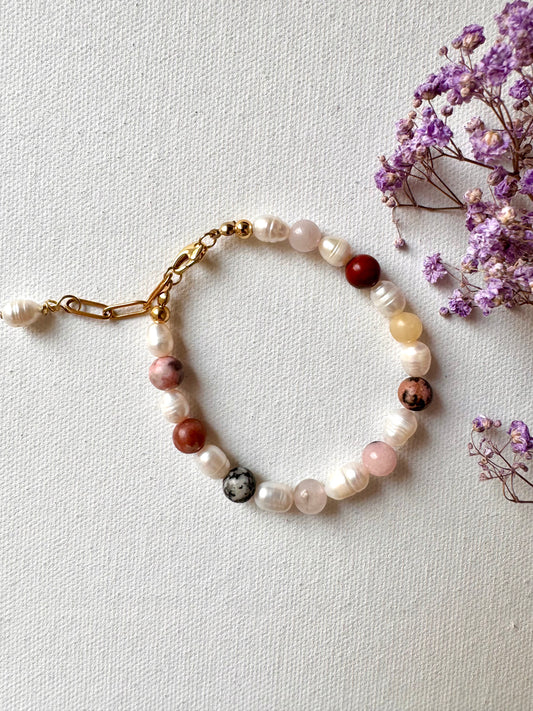 Armband mit Süßwasserperlen & bunten Edelsteinen • 18k vergoldet