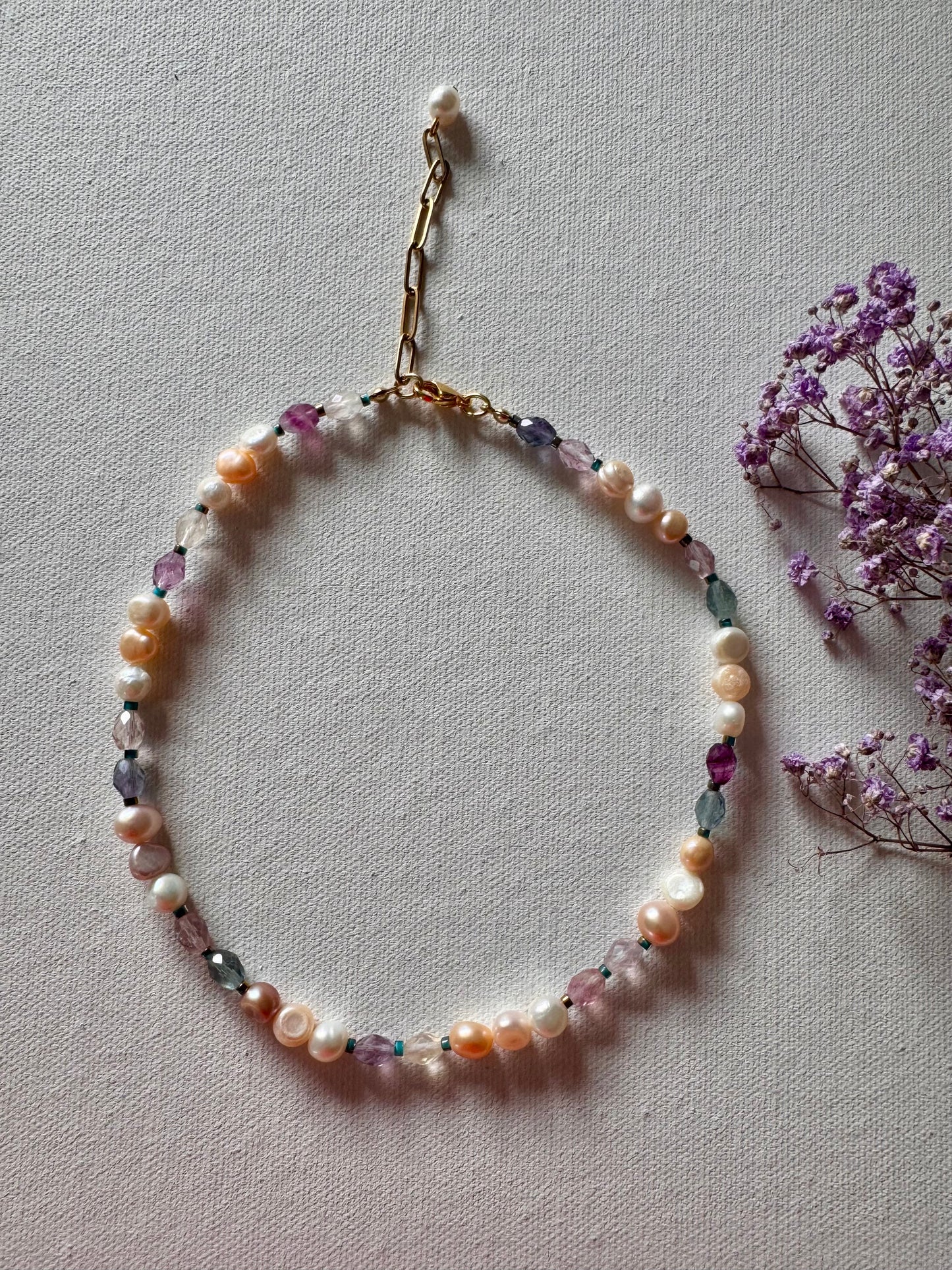 Pearl & Fluorite Harmony Necklace“ – Halskette mit Süßwasserperlen und Fluoritperlen
