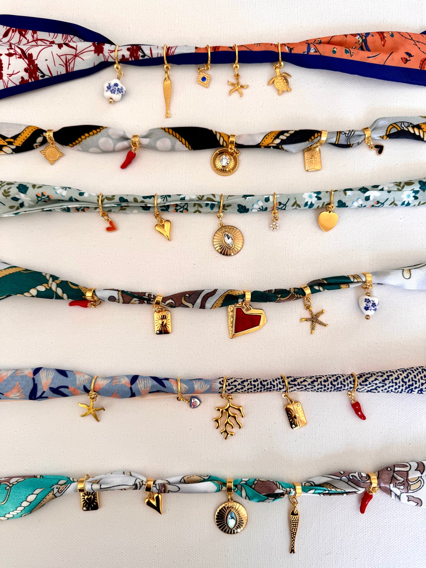 Charm-Bandana mit Anhängern in Orange-Blau • Goldene Charms & Seidentuch-Look