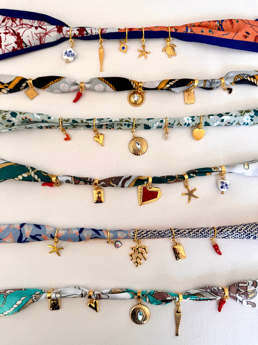 Charm-Bandana in Blau-Rot mit Meeres- & Herzanhängern • Seidentuch mit Gold-Charms