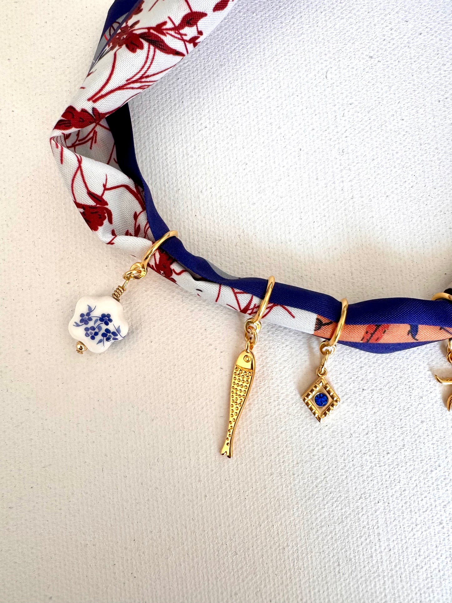 Charm-Bandana mit Anhängern in Orange-Blau • Goldene Charms & Seidentuch-Look