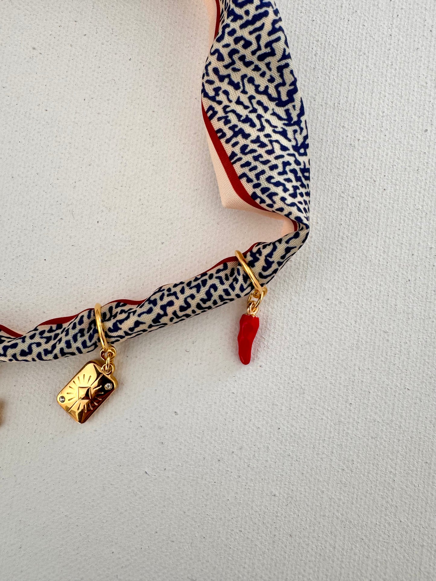 Charm-Bandana in Blau-Rot mit Meeres- & Herzanhängern • Seidentuch mit Gold-Charms