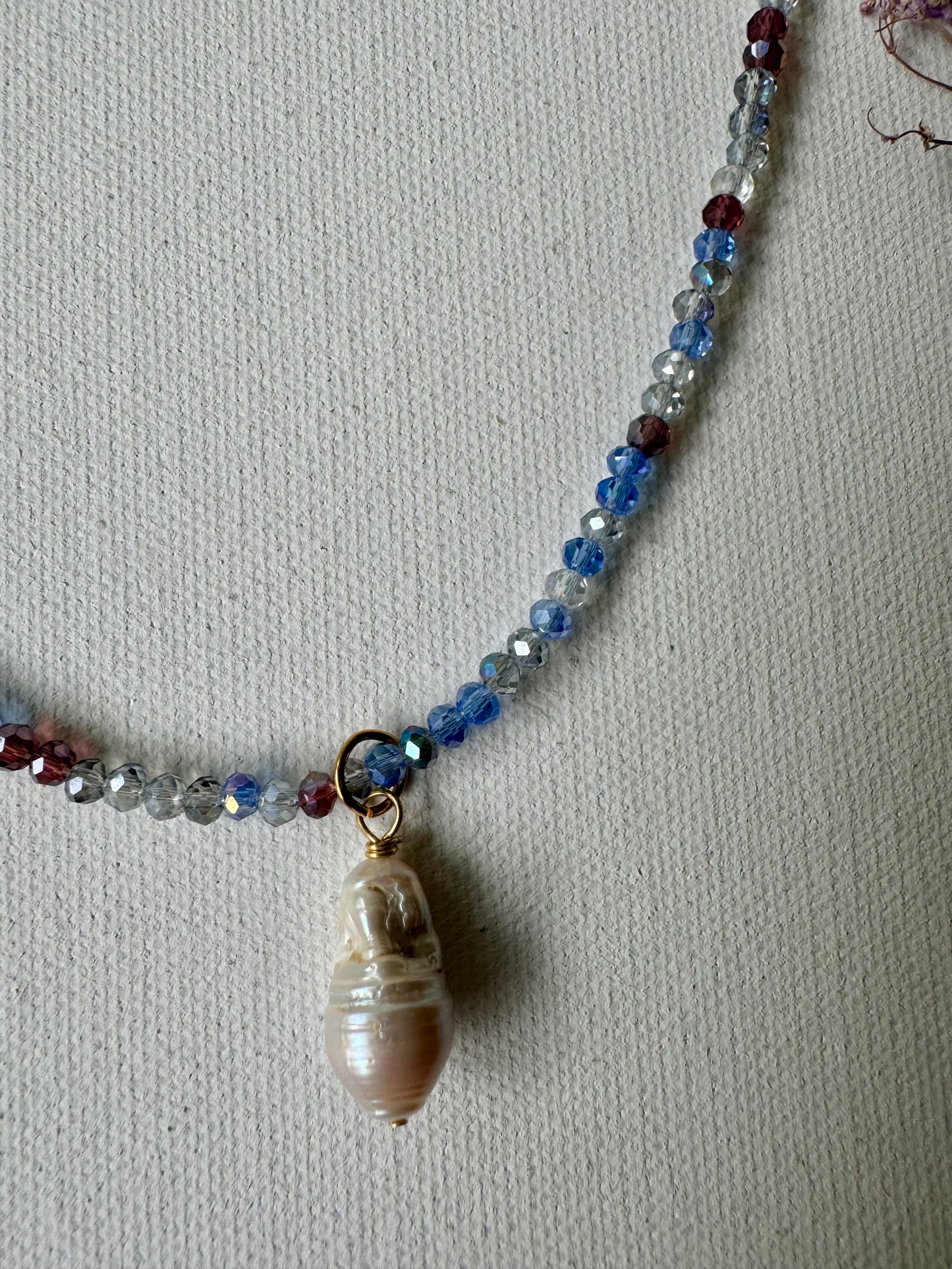 Edelstein-Halskette in Blau & Bordeaux • Facettierte Perlen & Barockperle • 18k vergoldet