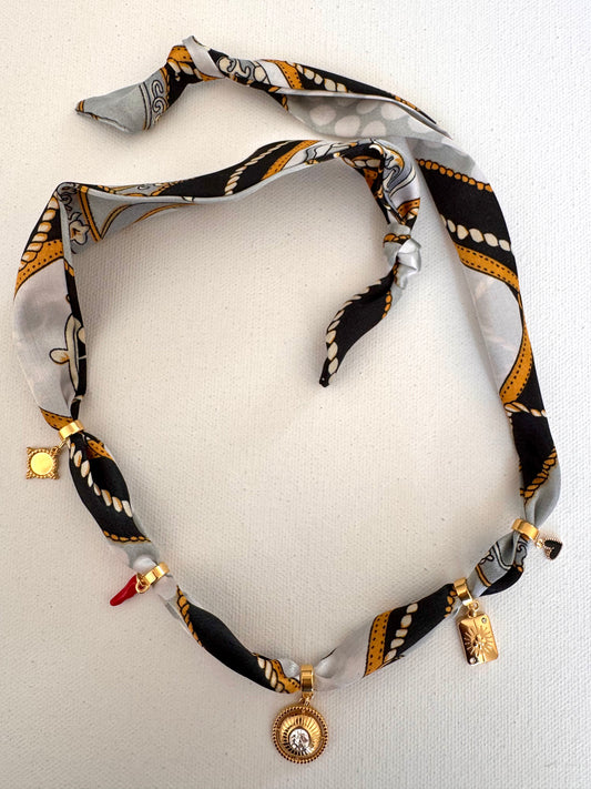 Charm-Bandana mit goldenen Anhängern in Schwarz-Gold-Mix • Statement-Accessoire mit Herz-, Sonne- & Kristall-Details