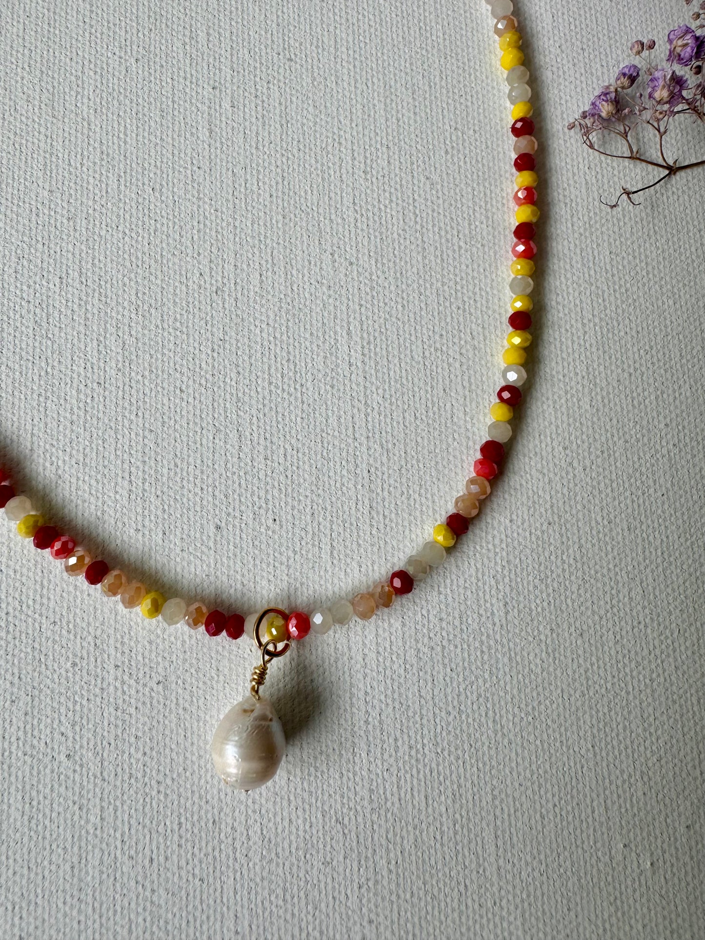 Bunte Edelstein-Halskette • Facettierte Glasperlen & Barockperle • 18k vergoldet