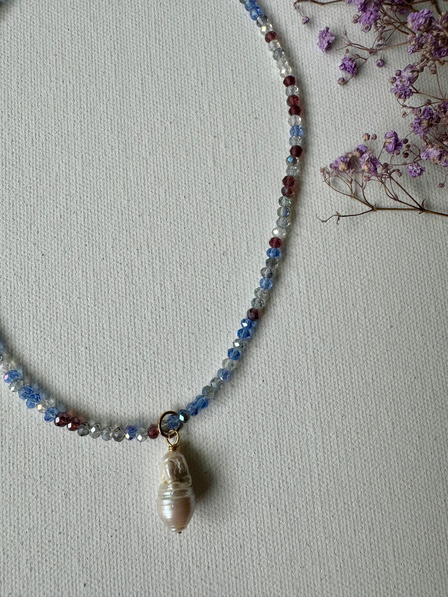 Edelstein-Halskette in Blau & Bordeaux • Facettierte Perlen & Barockperle • 18k vergoldet