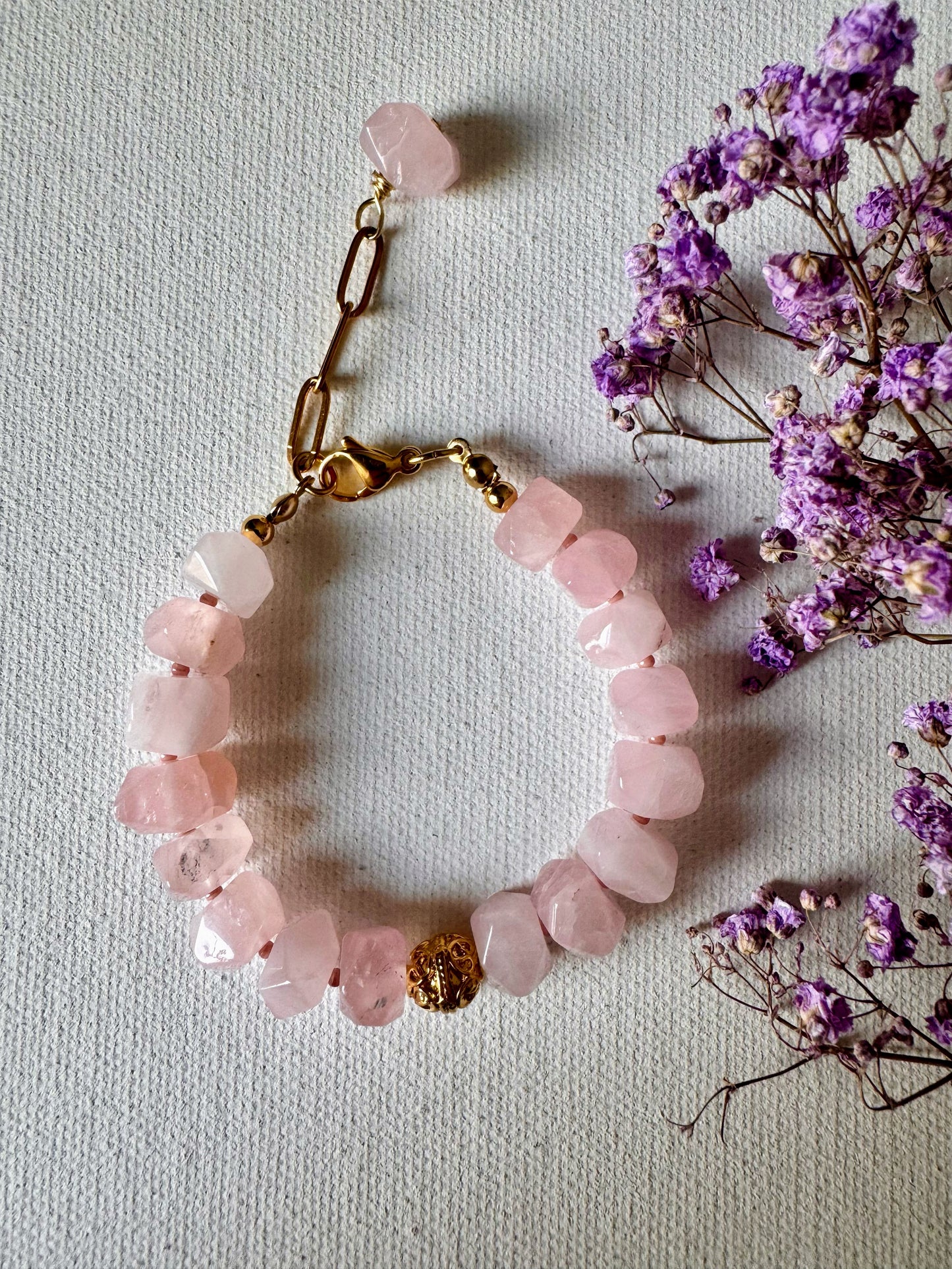 Rosenquarz-Armband • Facettierte Edelsteinperlen • Goldene Akzentperle • 18k vergoldet