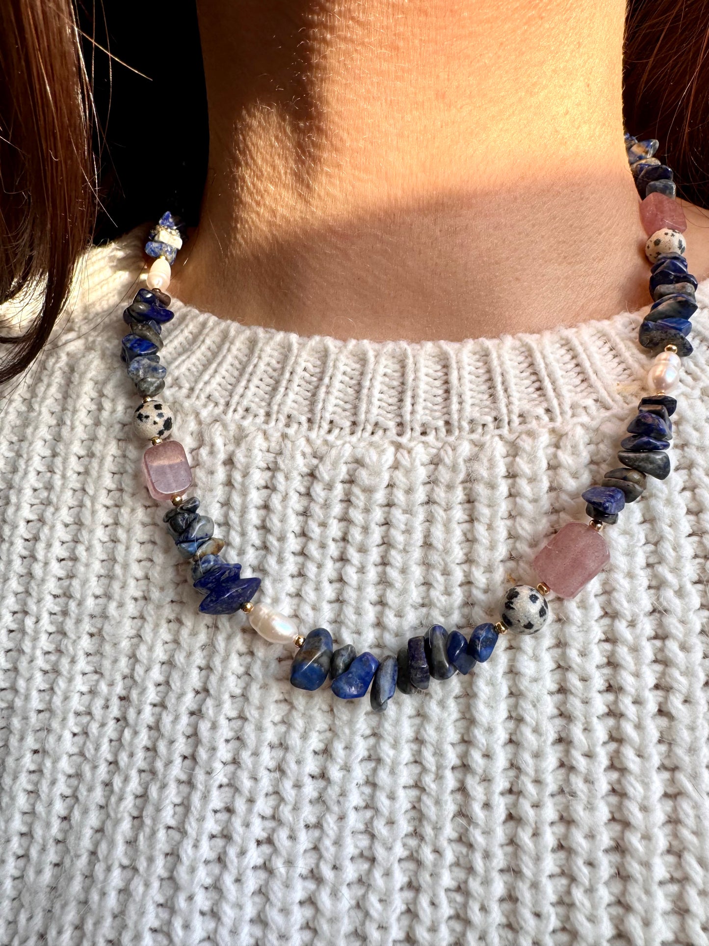 Edelstein-Halskette mit Lapislazuli, Dalmatiner-Jaspis & Rosenquarz