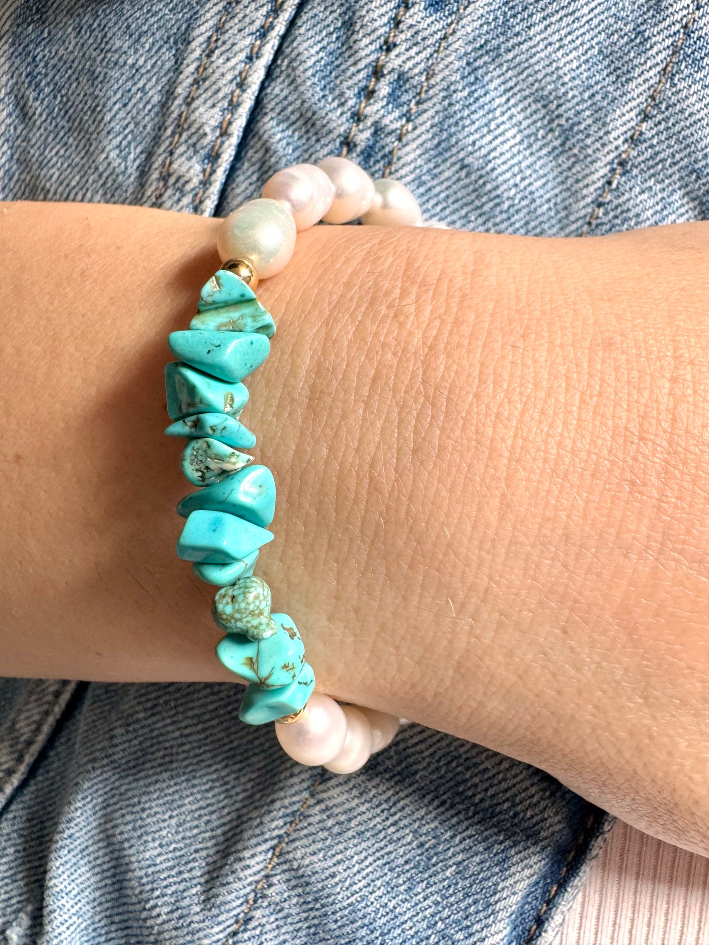 Armband mit Süßwasserperlen & Türkis-Splittern