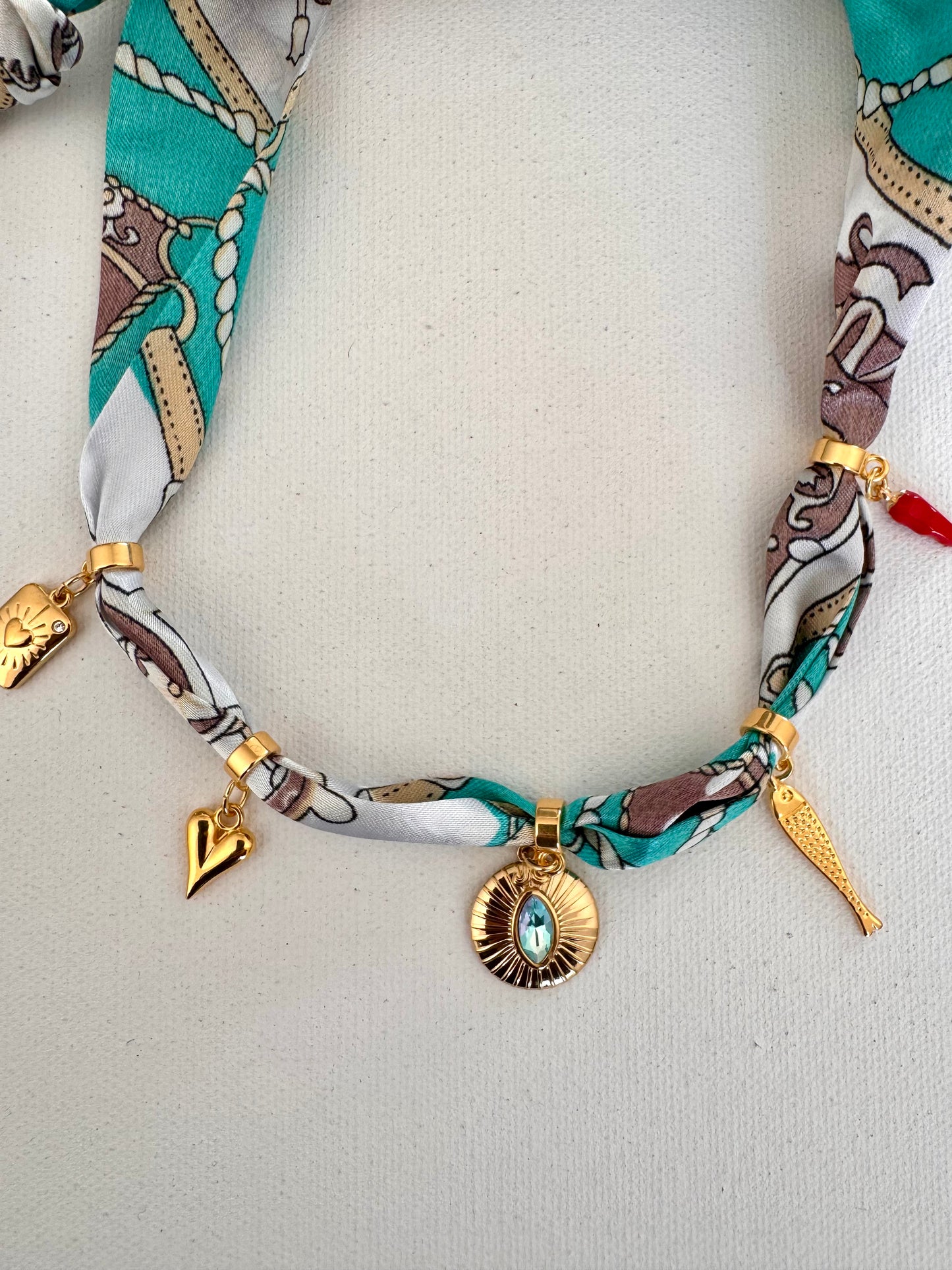 Charm-Bandana mit goldenen Anhängern in Türkis-Braun-Mix • Eyecatcher mit Symbolen & Kristall-Detail
