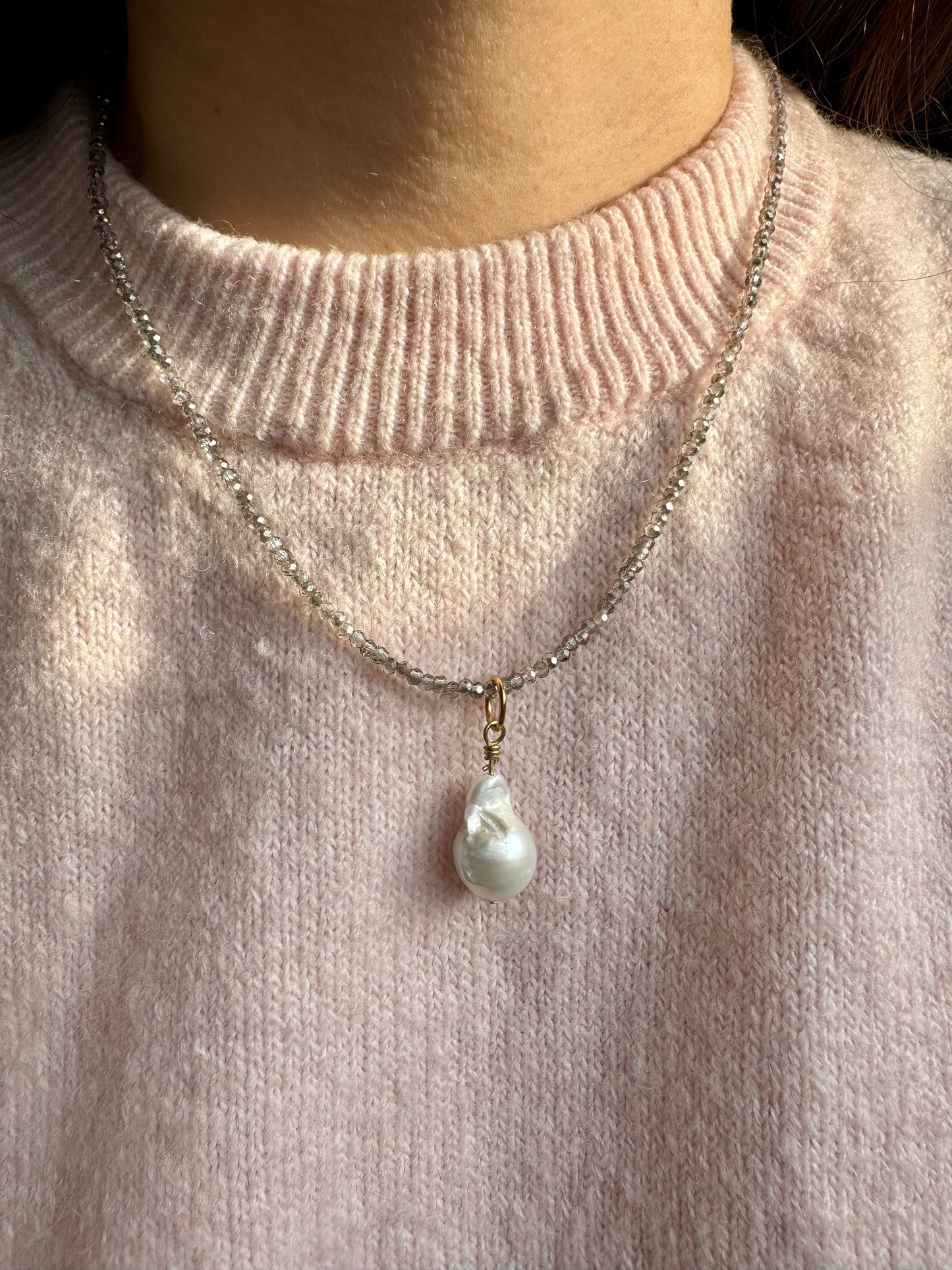 Graue Edelsteinkette mit Barockperle