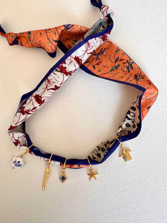 Charm-Bandana mit Anhängern in Orange-Blau • Goldene Charms & Seidentuch-Look