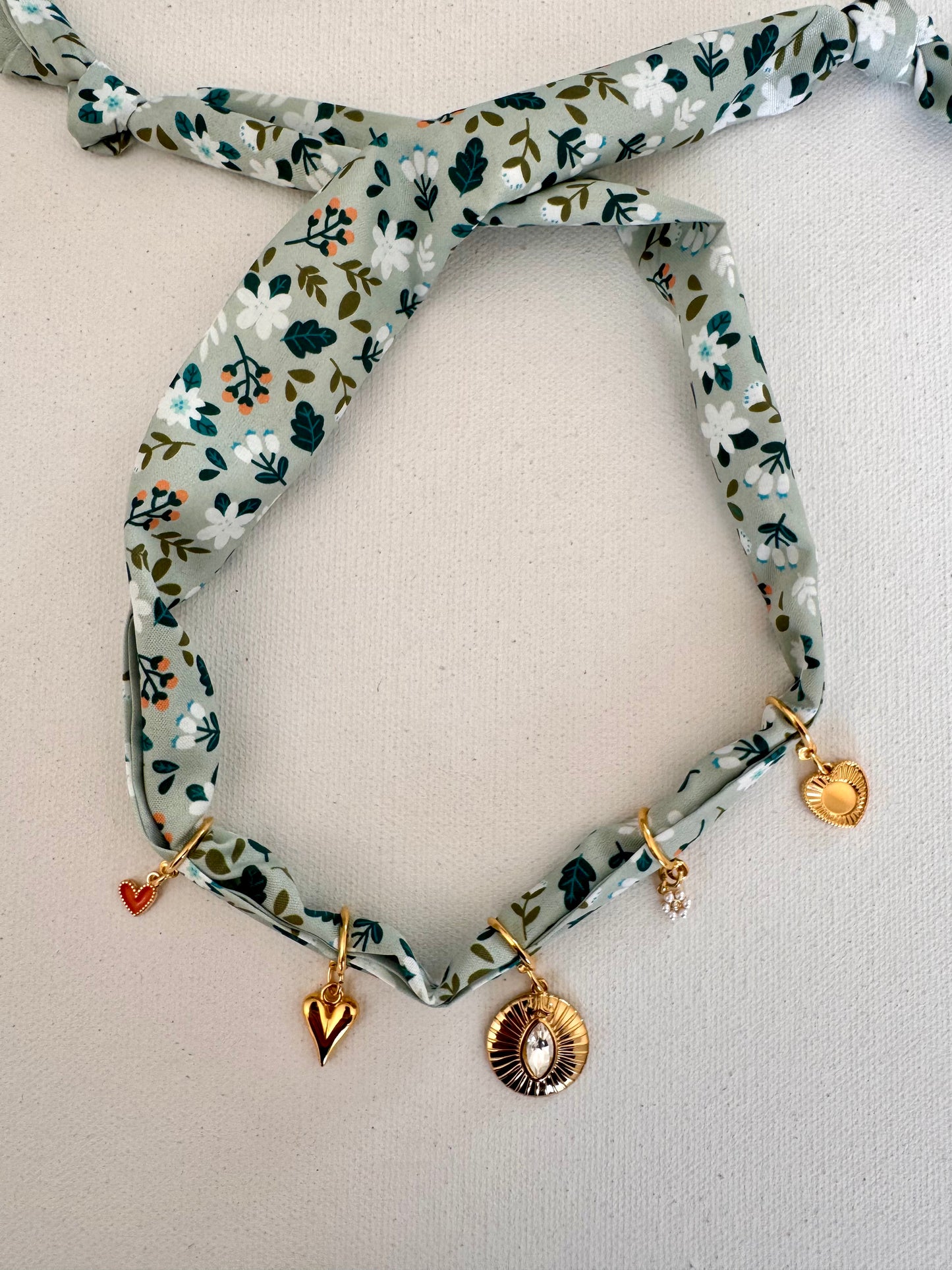 Grünes Charm-Bandana mit Blumenmuster • Goldene Herzanhänger & Kristall