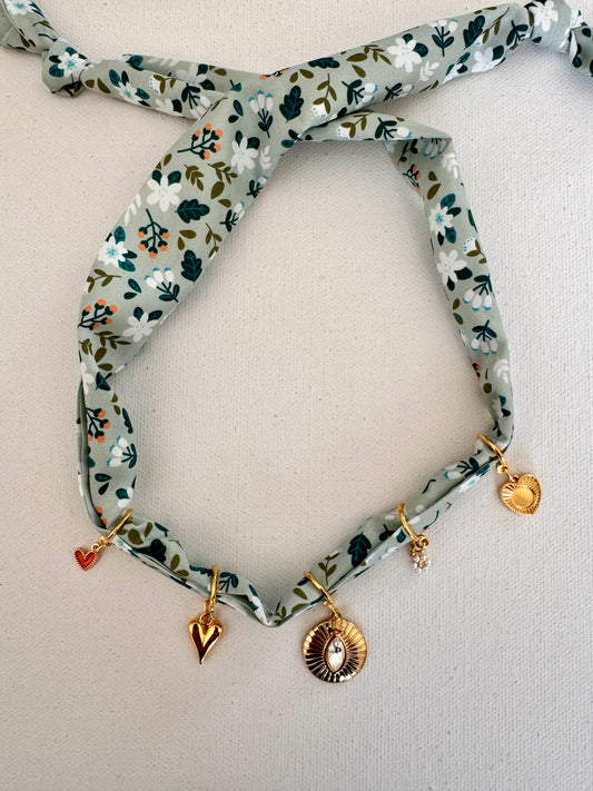 Grünes Charm-Bandana mit Blumenmuster • Goldene Herzanhänger & Kristall