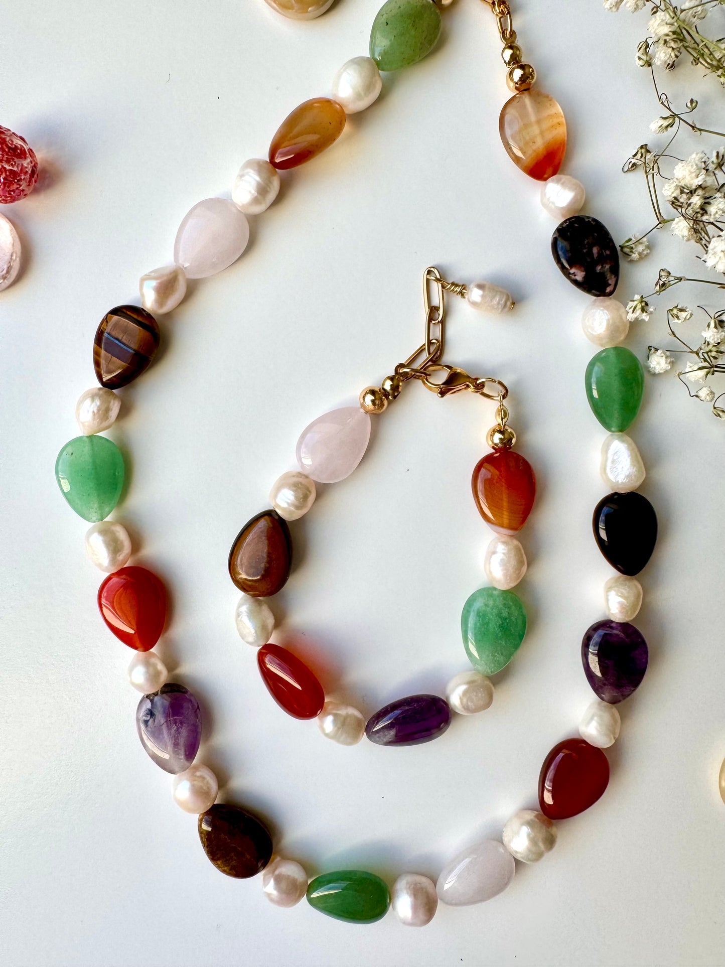 Bracelet with teardrop-shaped gemstone cabochons and freshwater pearls – handmade