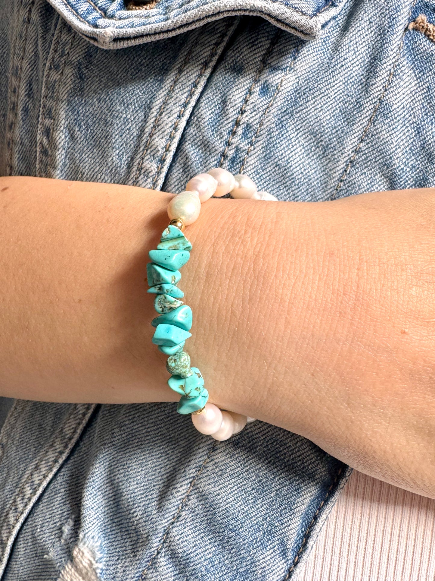 Armband mit Süßwasserperlen & Türkis-Splittern