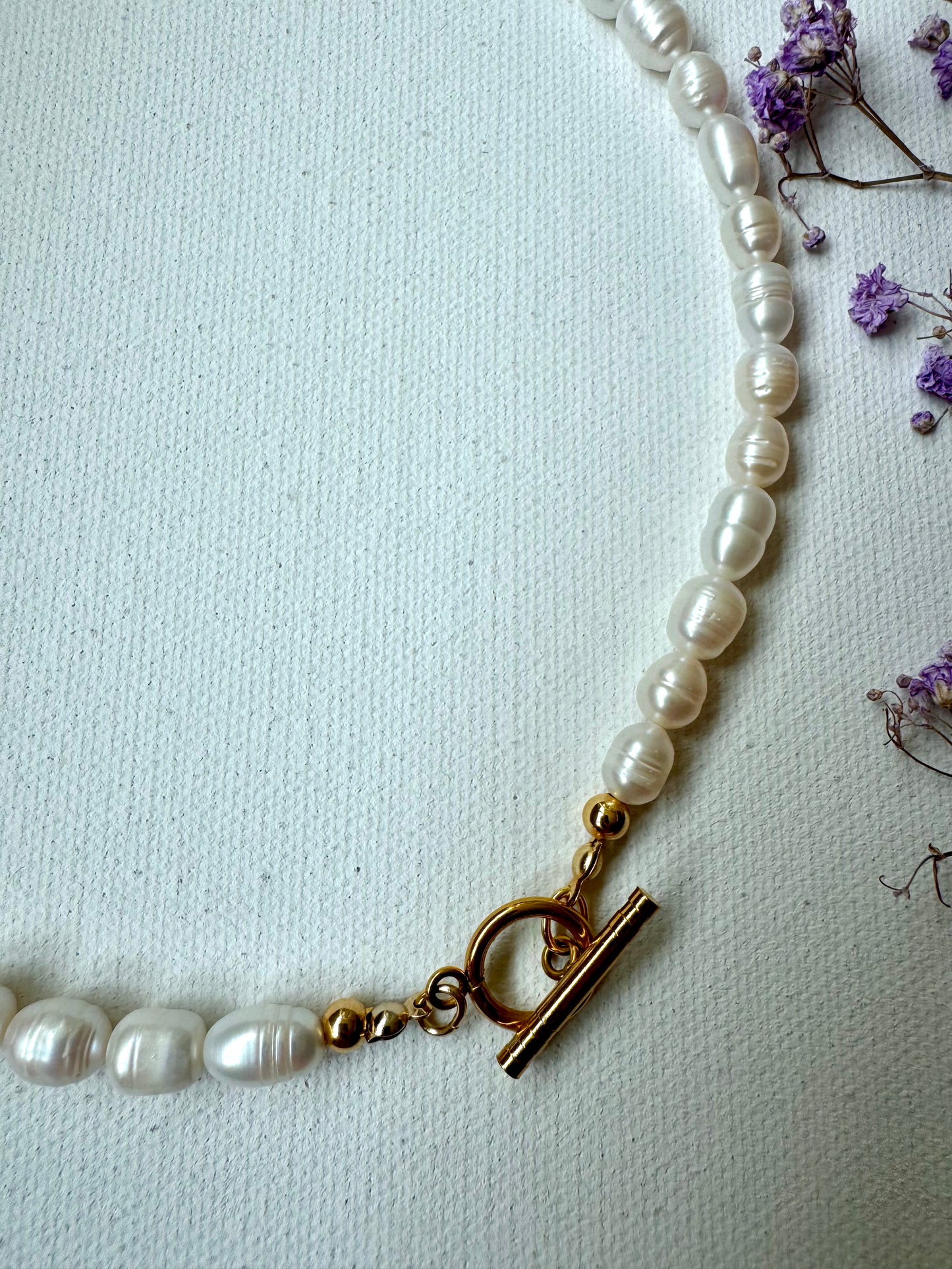 Klassische Perlenkette mit Süßwasserperlen • 18k vergoldeter Knebelverschluss