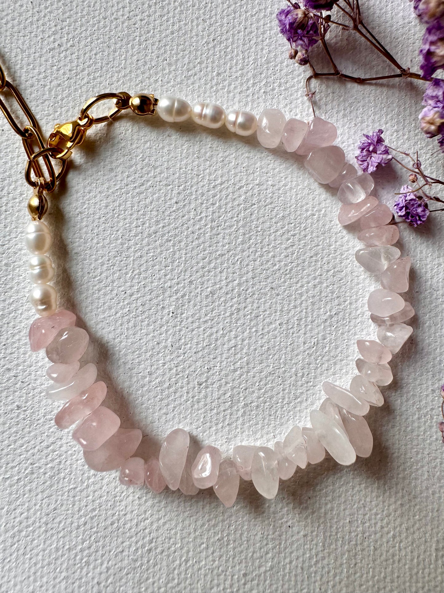 Rose Quartz Pearl Bracelet – zartes Armband mit Rosenquarz-Splittersteinen, Süßwasserperlen & Gold