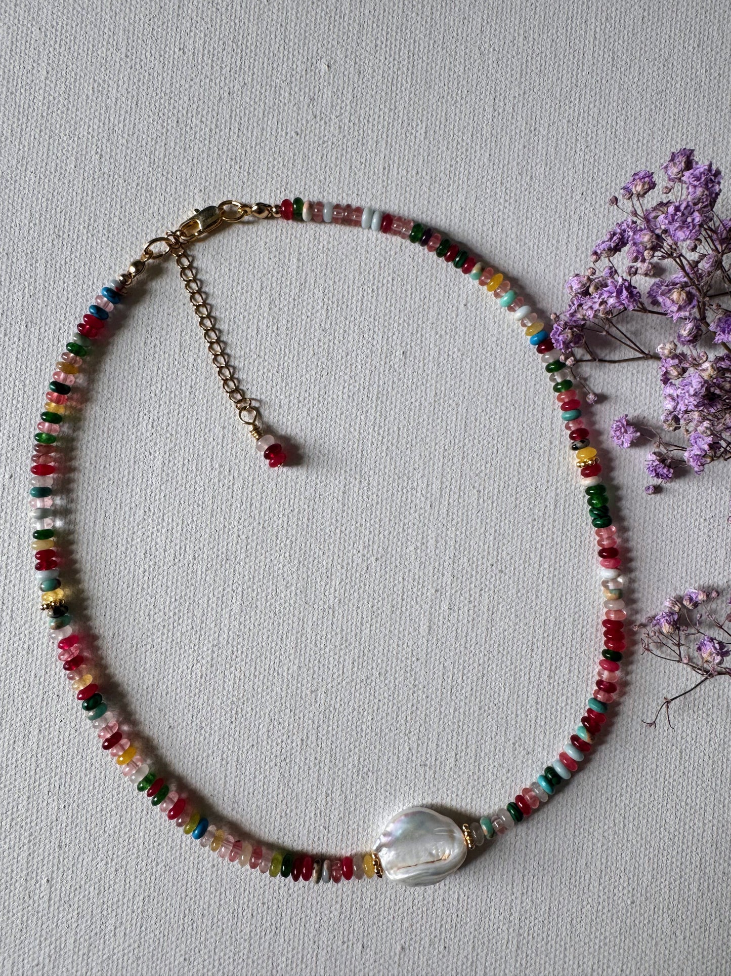 Bunte Glasperlen-Halskette mit Barockperle • 18k vergoldet