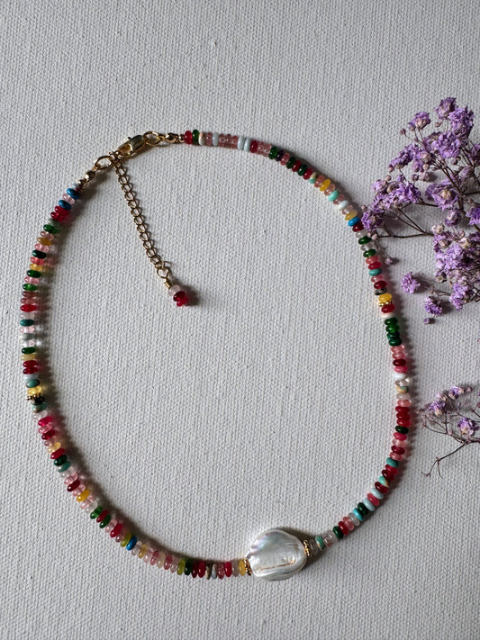 Bunte Glasperlen-Halskette mit Barockperle • 18k vergoldet