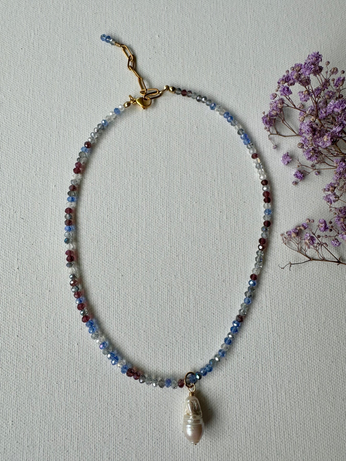 Edelstein-Halskette in Blau & Bordeaux • Facettierte Perlen & Barockperle • 18k vergoldet