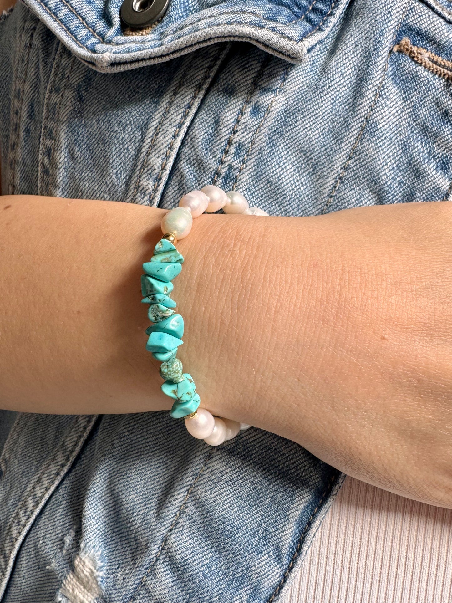 Armband mit Süßwasserperlen & Türkis-Splittern