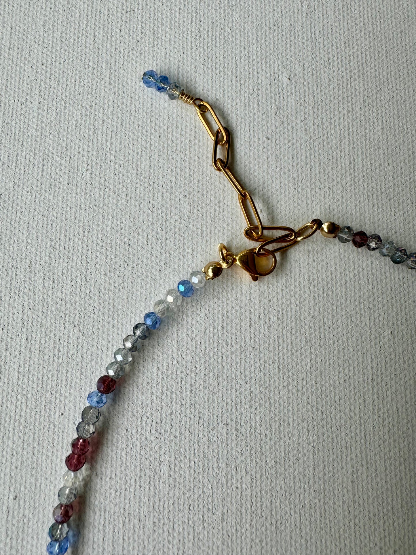 Edelstein-Halskette in Blau & Bordeaux • Facettierte Perlen & Barockperle • 18k vergoldet
