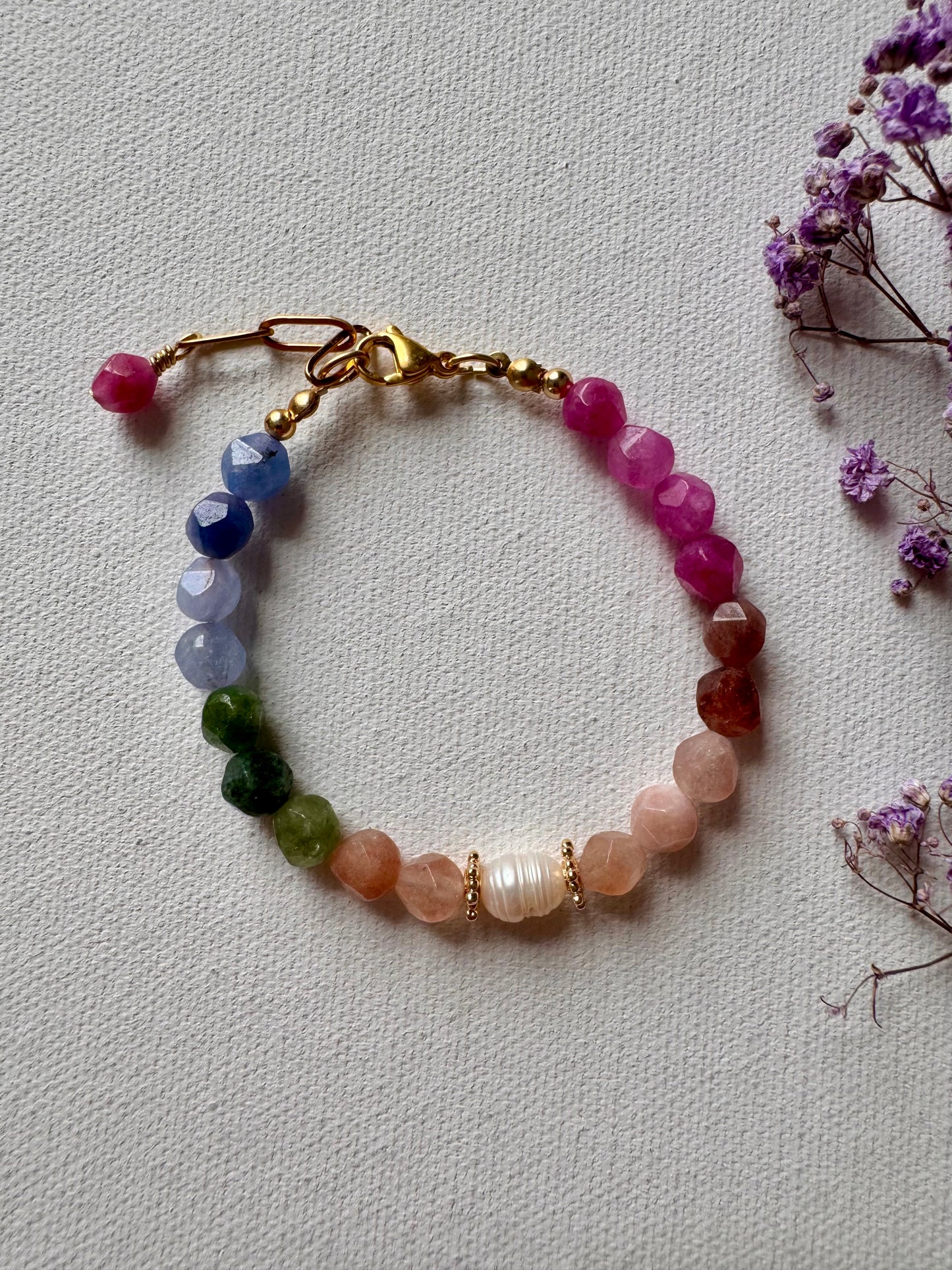 Facettiertes Edelstein-Armband in Regenbogenfarben • Süßwasserperle