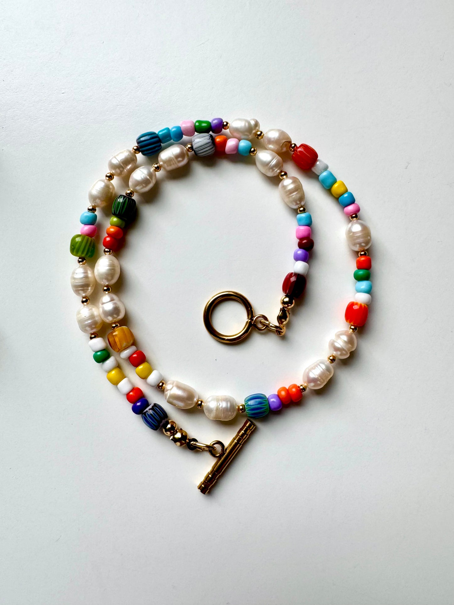 Bunte Kette mit Süßwasserperlen, Glasperlen & Miyuki-Perlen – 44 cm