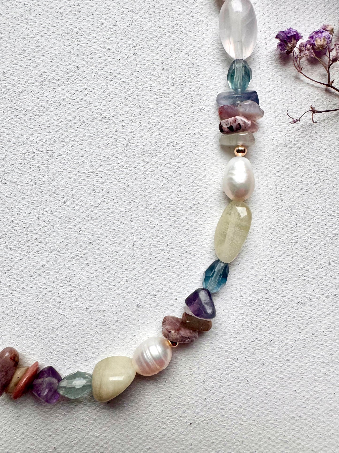 Halskette mit Edelsteinmix & Süßwasserperlen • Unikate Perlenformen • 18k vergoldet
