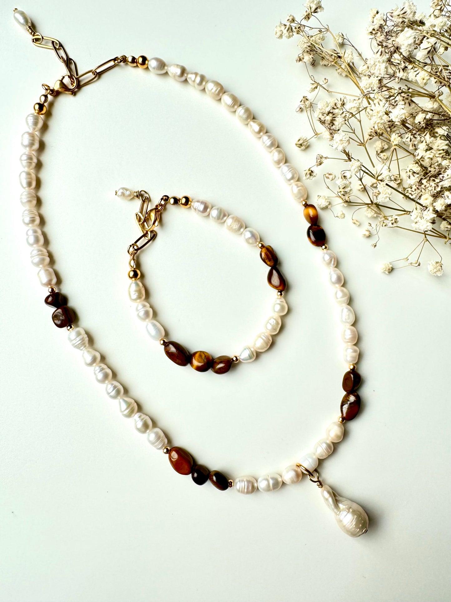 Toffee Pearl – Halskette mit Süßwasserperlen & Tigerauge – handgefertigt