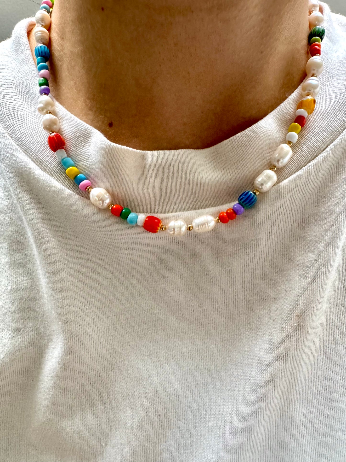 Bunte Kette mit Süßwasserperlen, Glasperlen & Miyuki-Perlen – 44 cm