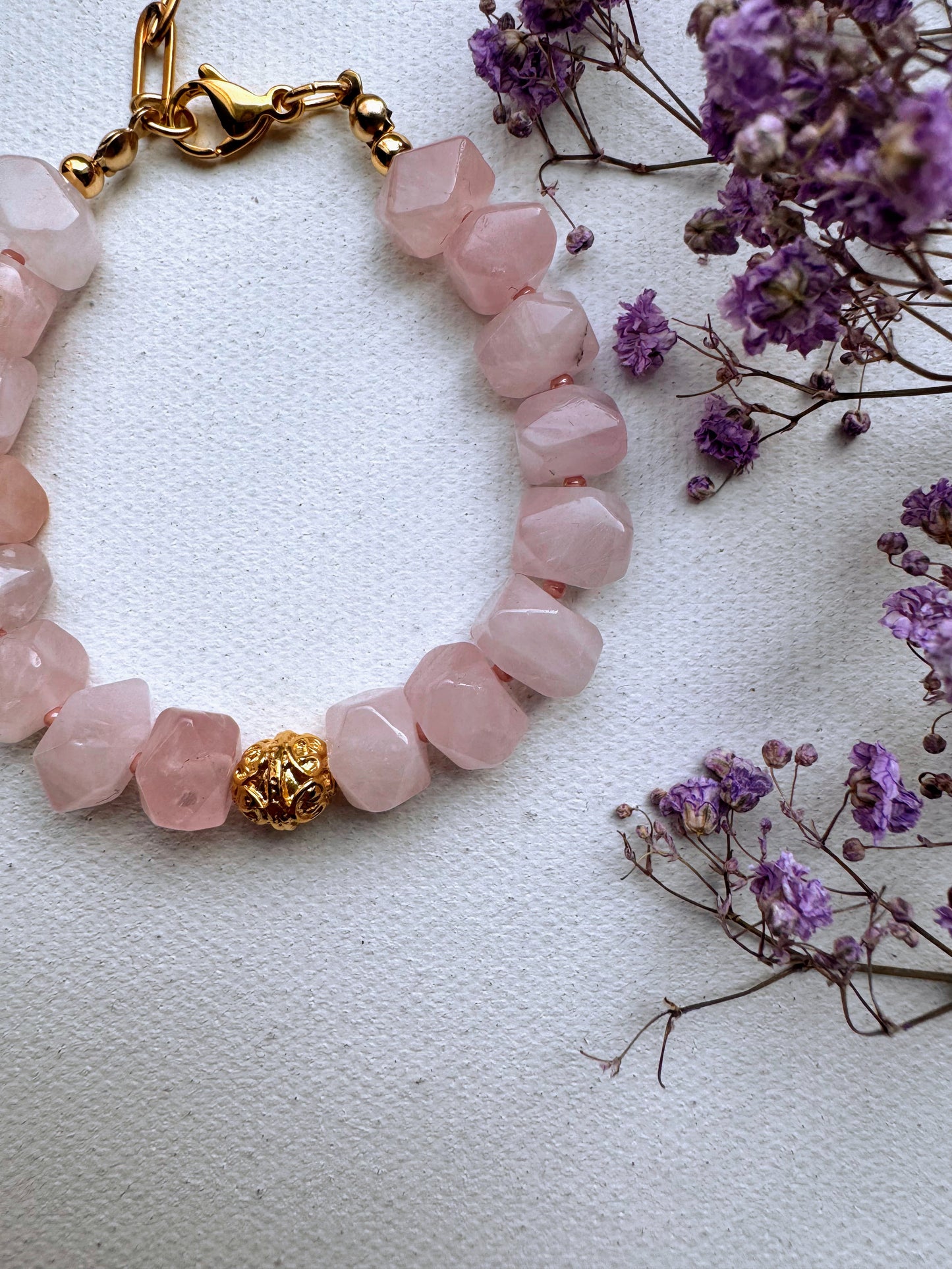 Rosenquarz-Armband • Facettierte Edelsteinperlen • Goldene Akzentperle • 18k vergoldet