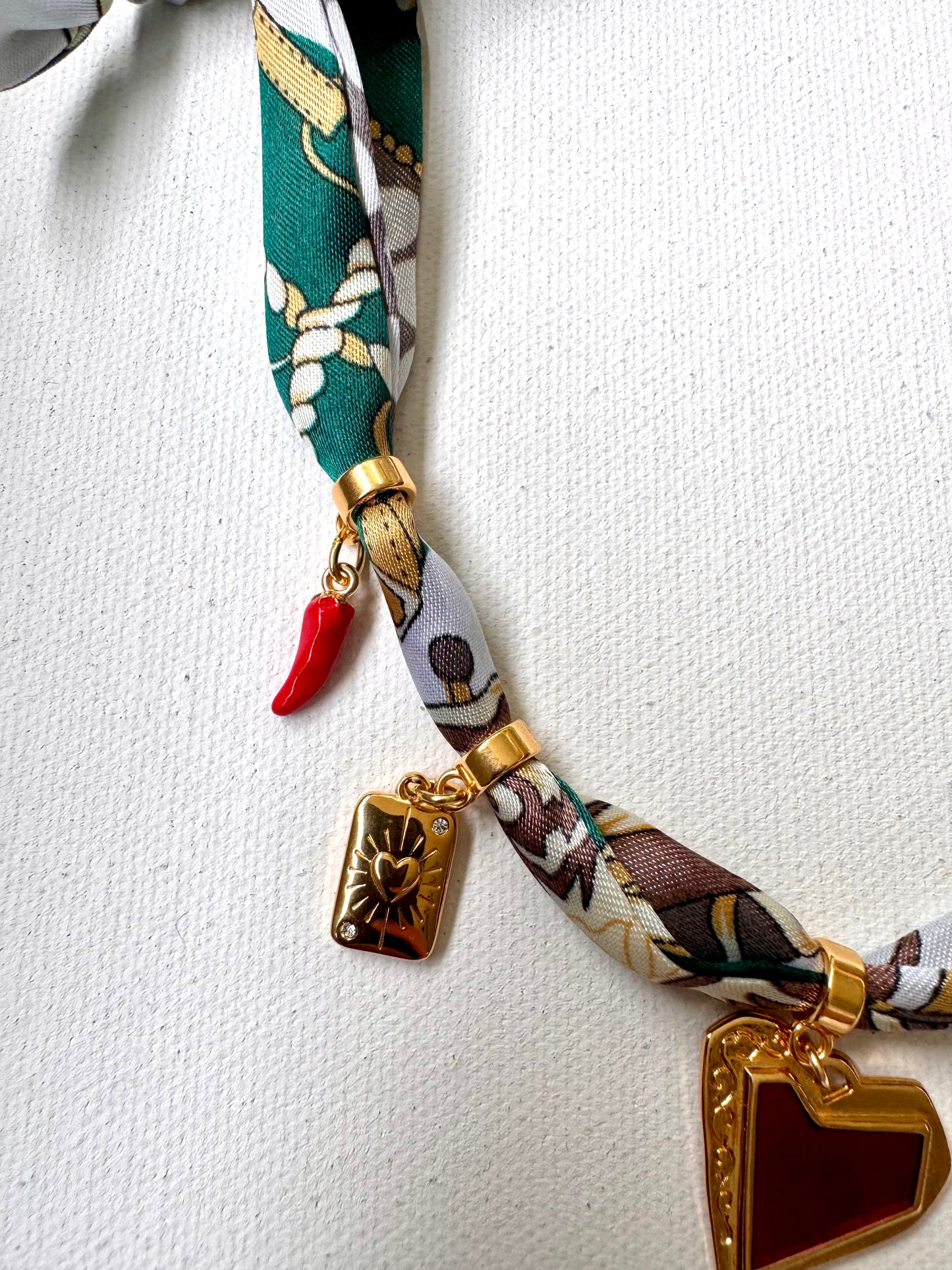 Bandana-Halskette mit Charms aus 18k vergoldetem Edelstahl • Herz-Anhänger, Stern & handbemaltes Porzellanherz