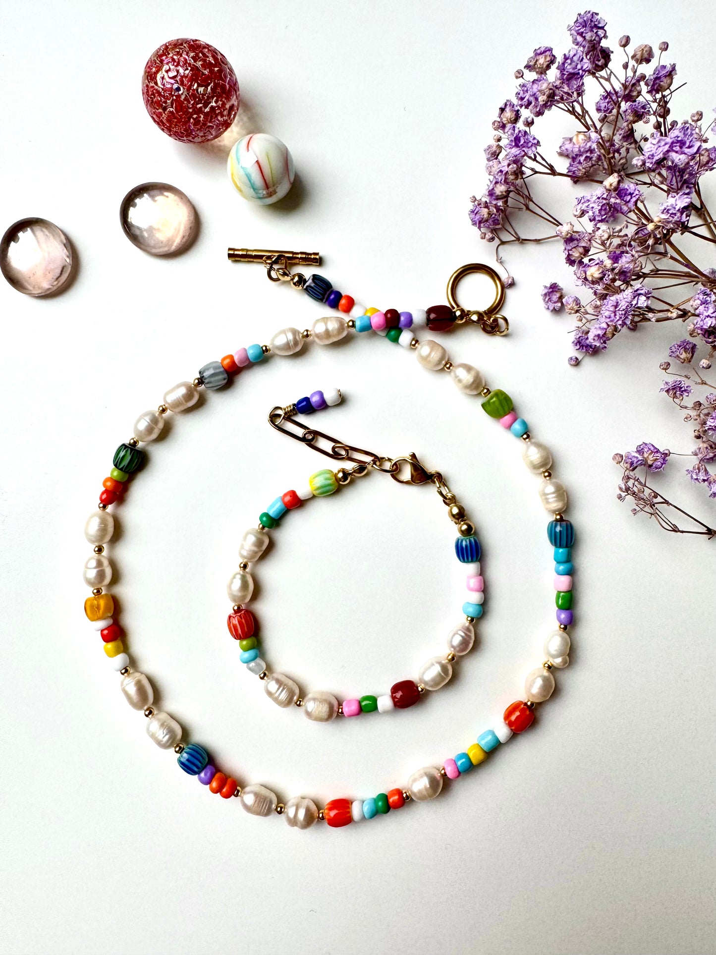 Buntes Perlenarmband mit Süßwasserperlen, Miyuki & Glasperlen