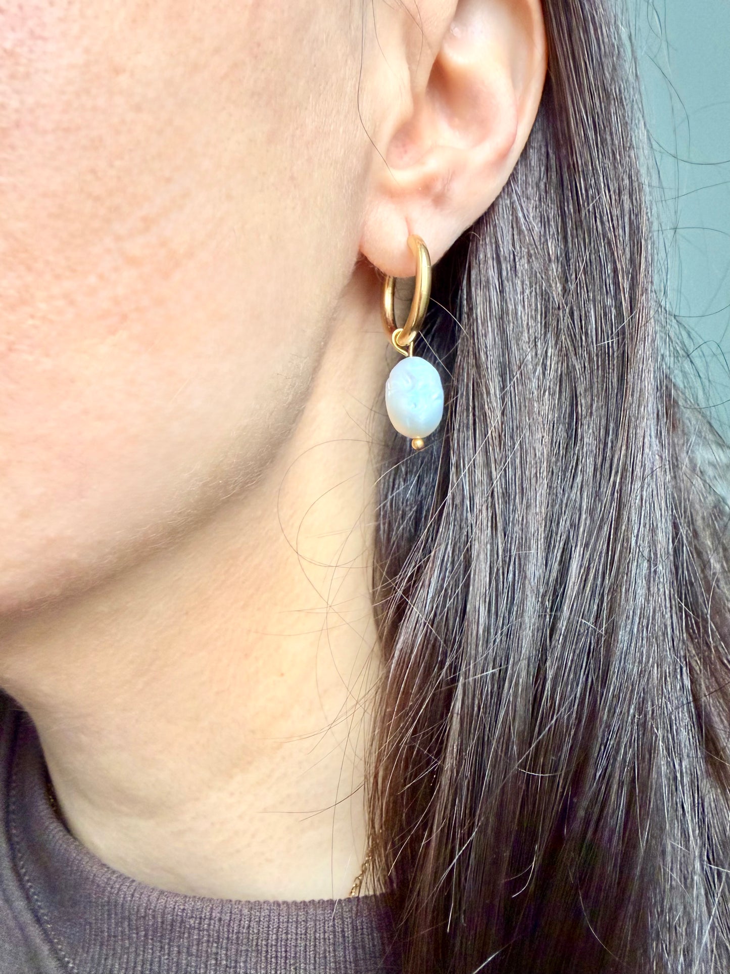 Lina Pearl – vergoldete Creolen mit Barockperlen – Ansicht 3