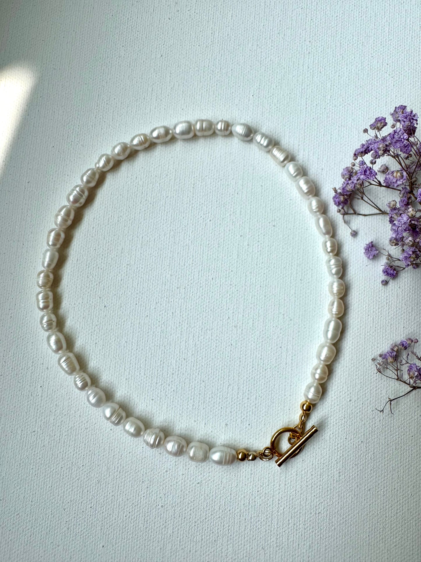 Klassische Perlenkette mit Süßwasserperlen • 18k vergoldeter Knebelverschluss