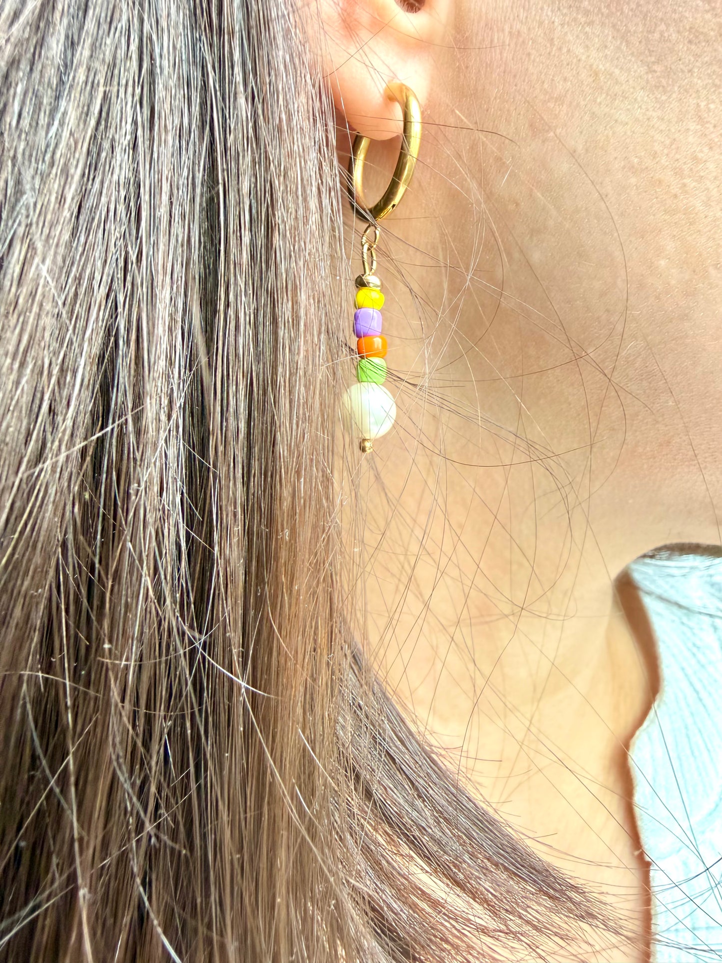 Lumi Pop – bunte Perlen-Ohrringe mit Glasperlen an goldenen Creolen – Ansicht 4