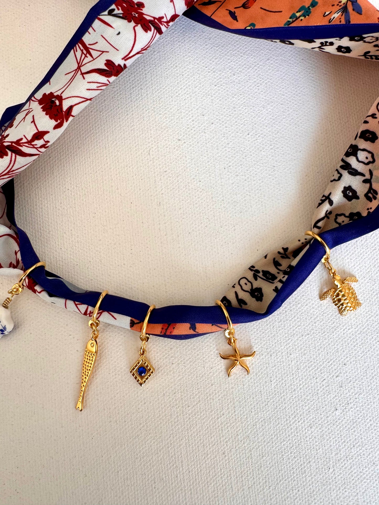 Charm-Bandana mit Anhängern in Orange-Blau • Goldene Charms & Seidentuch-Look