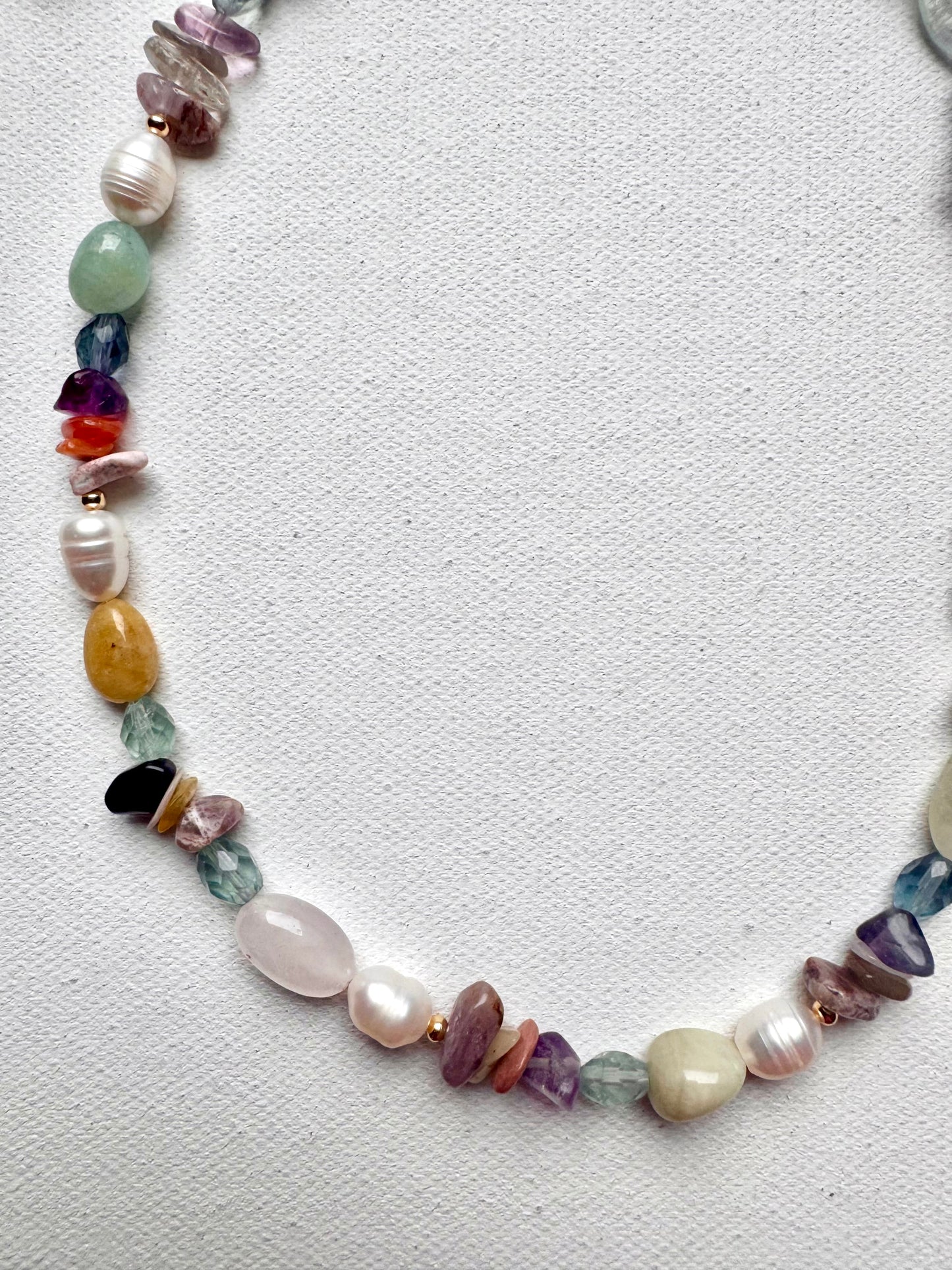 Halskette mit Edelsteinmix & Süßwasserperlen • Unikate Perlenformen • 18k vergoldet