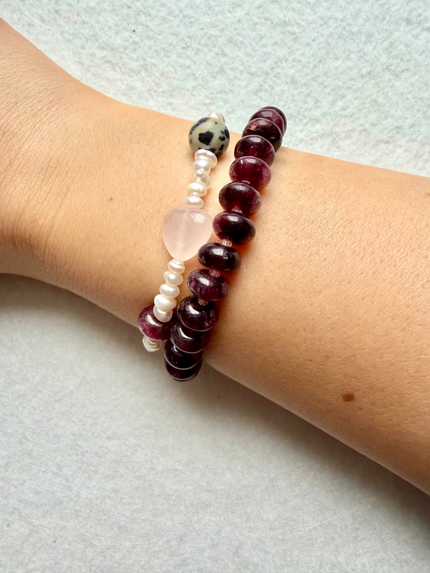 Rosé Whisper – 18k gold-plated bracelet with freshwater pearls, rose quartz & Dalmatian jasper – handmade