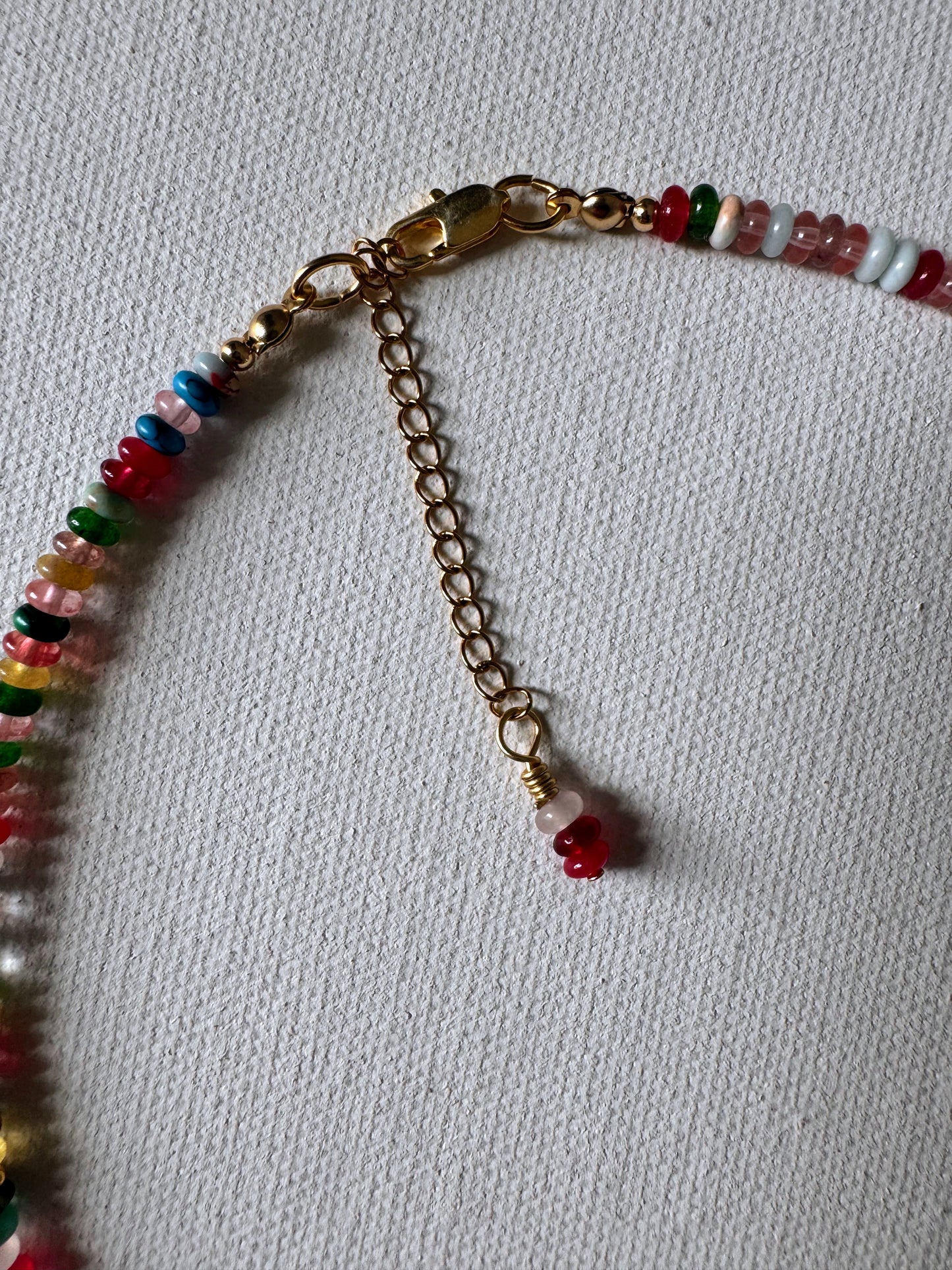 Bunte Glasperlen-Halskette mit Barockperle • 18k vergoldet