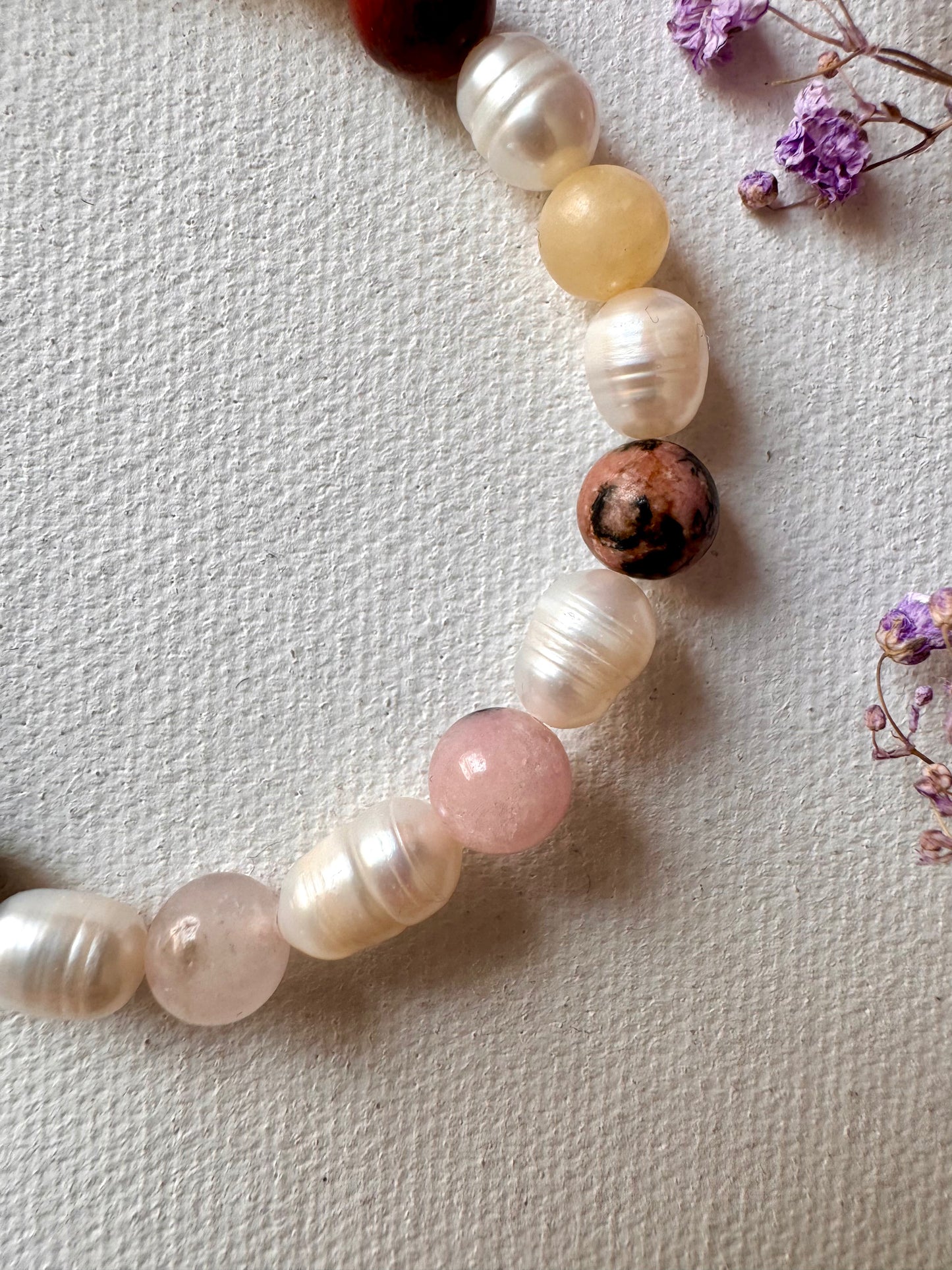 Armband mit Süßwasserperlen & bunten Edelsteinen • 18k vergoldet