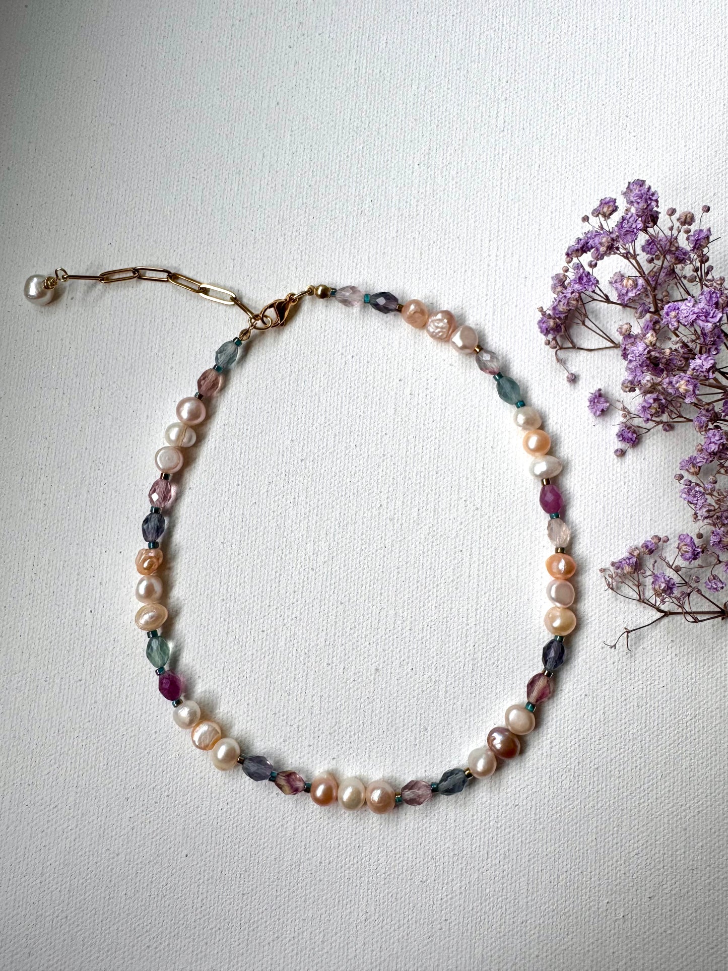 Pearl & Fluorite Harmony Necklace“ – Halskette mit Süßwasserperlen und Fluoritperlen